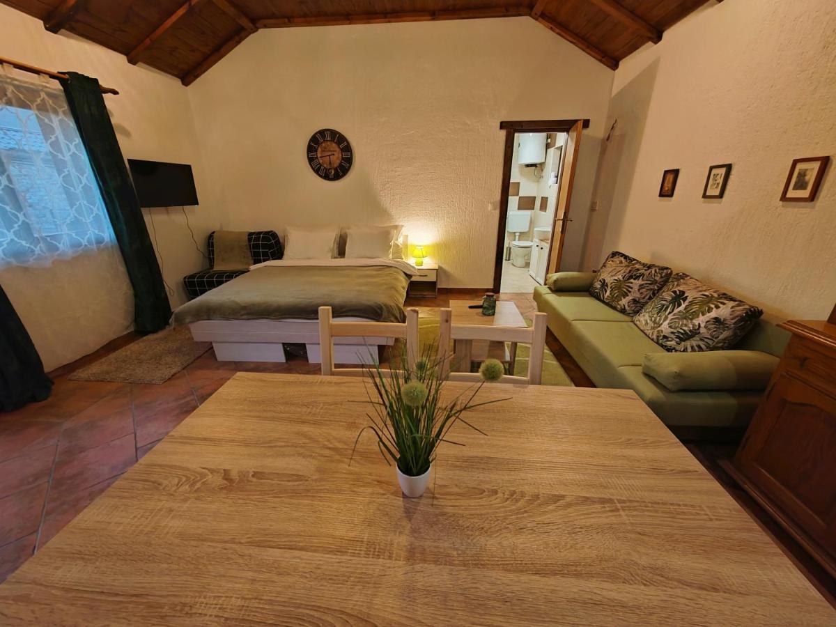 Studio Apartman Buteo ยาสเตรบาร์สโก ภายนอก รูปภาพ