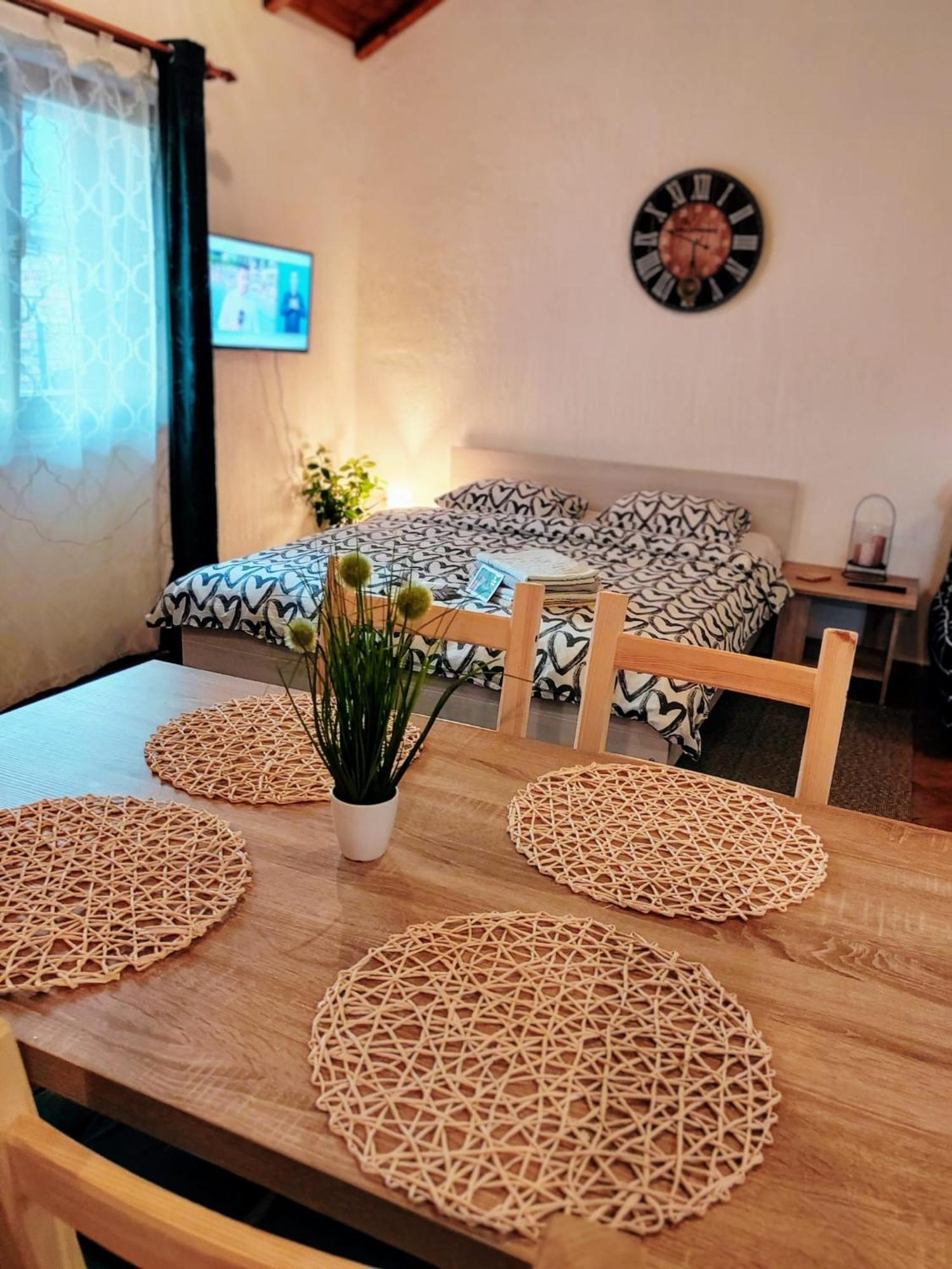 Studio Apartman Buteo ยาสเตรบาร์สโก ภายนอก รูปภาพ